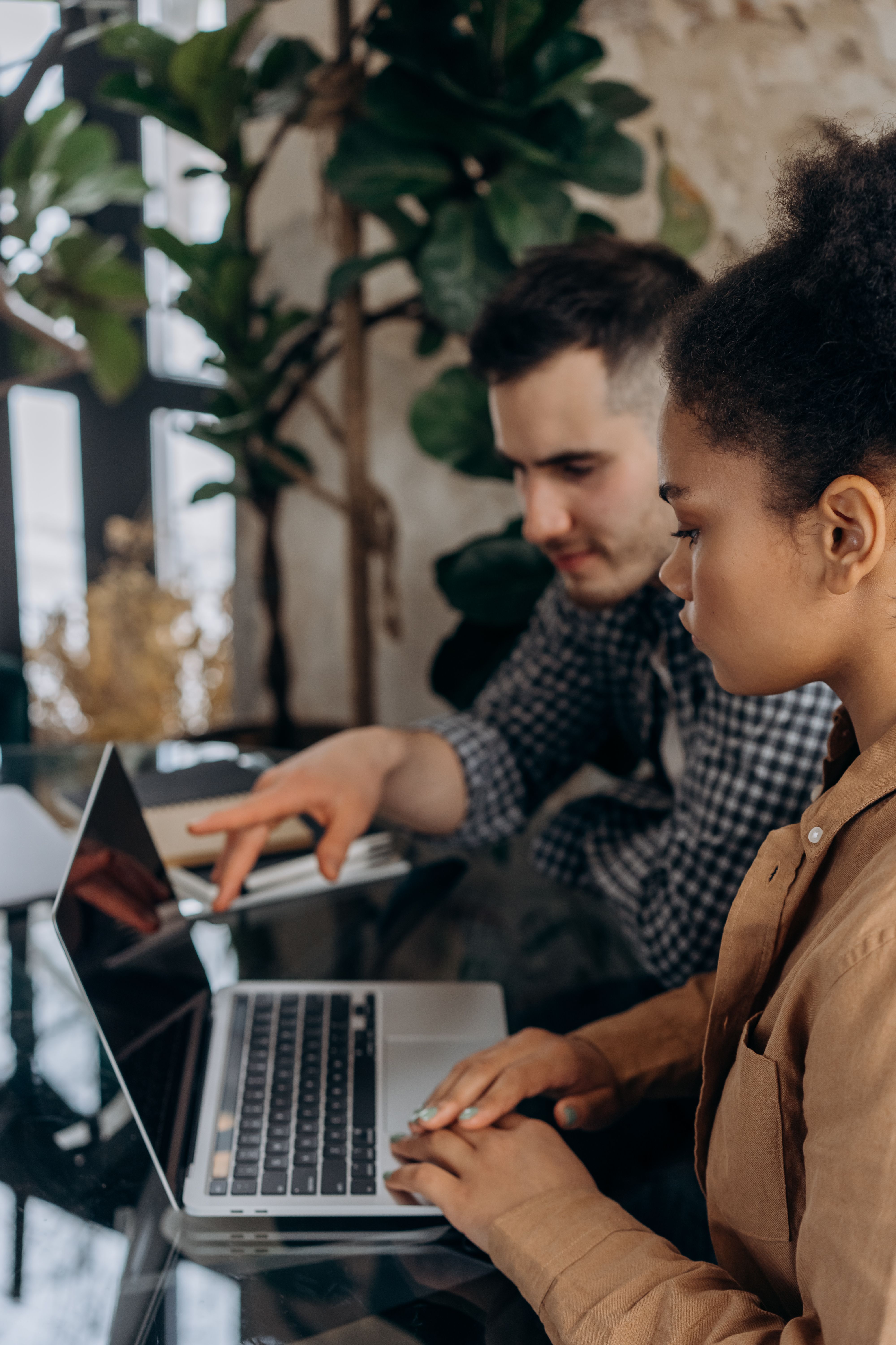 Profesionales trabajando durante una formación para empresas